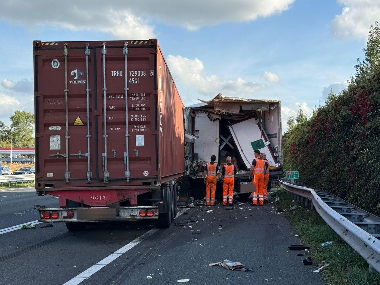 De schade is enorm (foto: Bart Meesters / Persbureau Heitink).