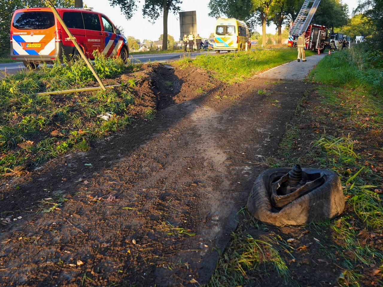 De vrachtwagen reed het fietspad over (foto: Harrie Grijseels/Persbureau Heitink).