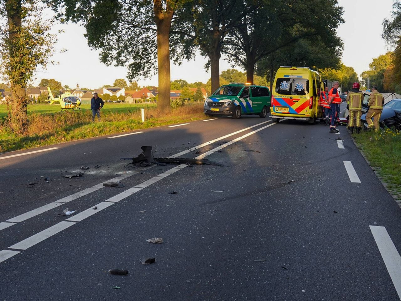 De weg ligt vol brokstukken (foto: Harrie Grijseels/Persbureau Heitink).
