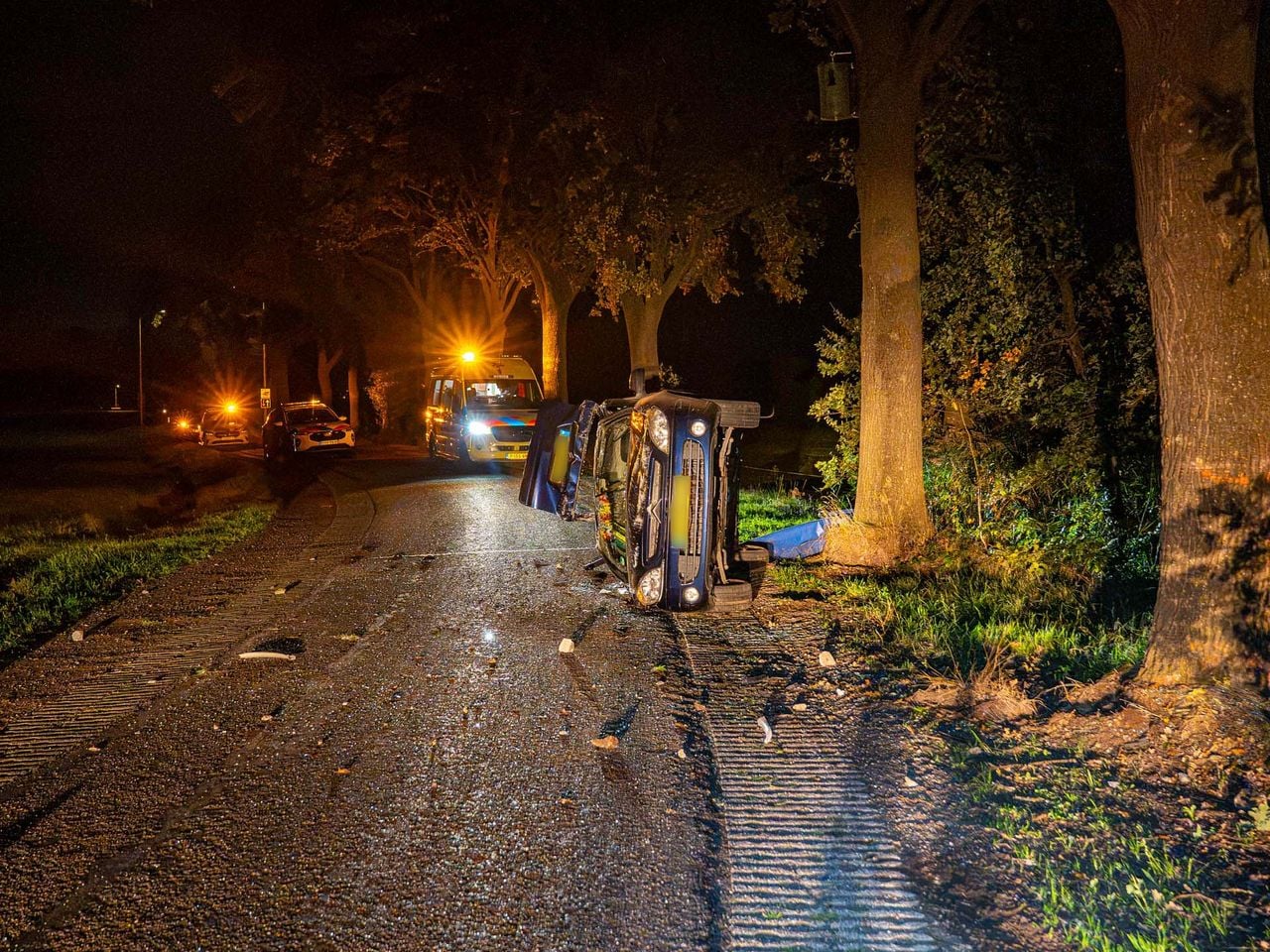 Auto van de weg geraakt in Lierop (foto: Harrie Grijseels/Persbureau Heitink). 