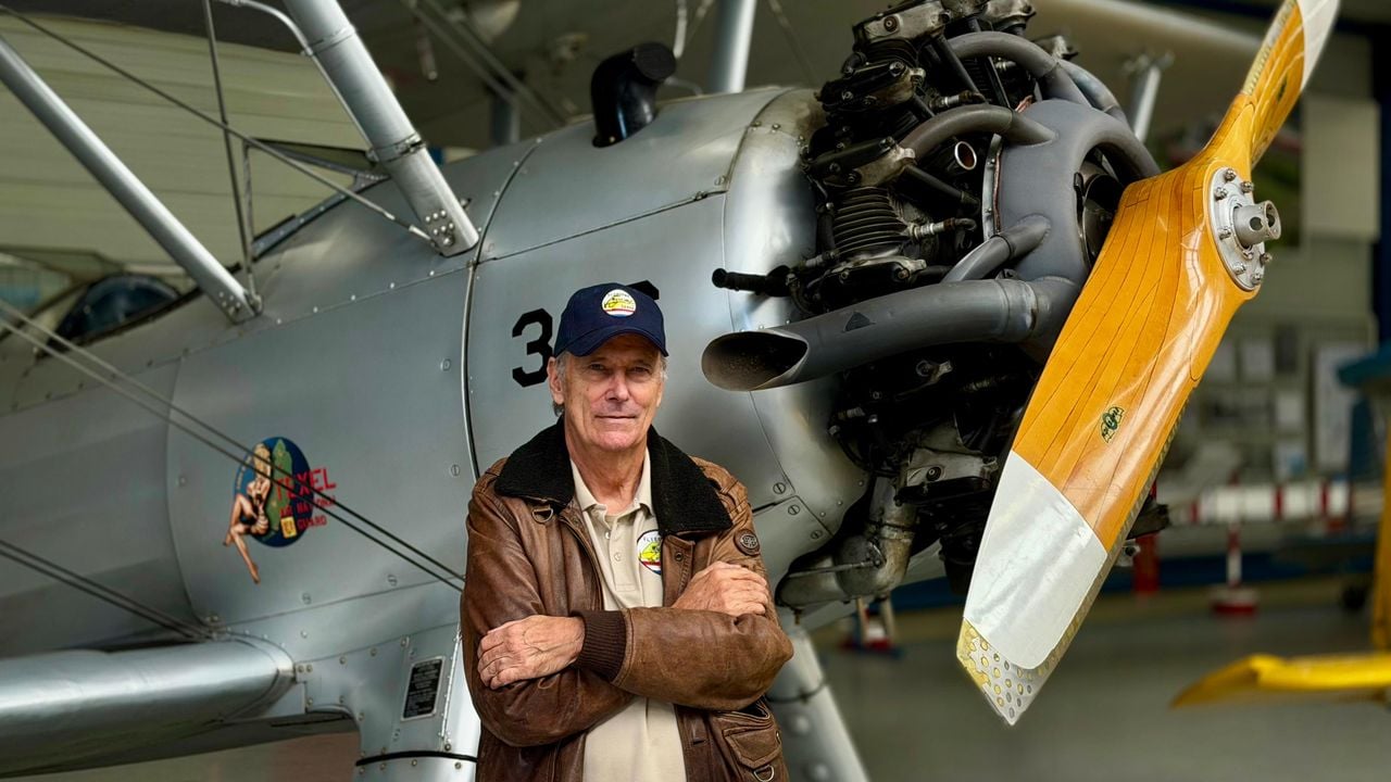 Ferry van der Geest (69) bij zijn Boeing Stearman uit 1943 (foto: Isabel Pijnappels).
