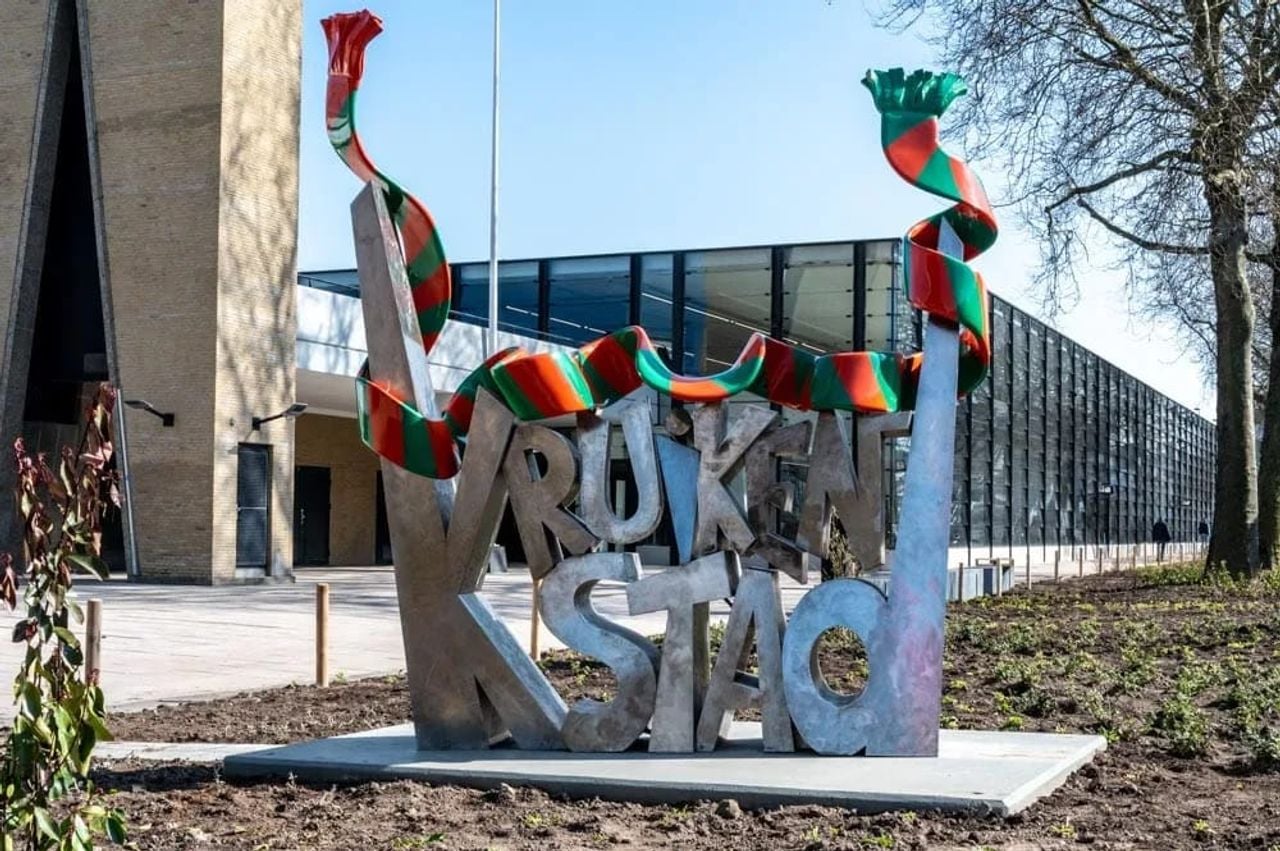 Aan de Spoorlaan staat een kunstwerk met de Kruikenstad-sjaal (foto: Carnavalsstichting Tilburg).