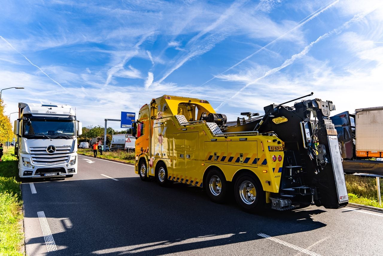 Verkeersproblemen door vrachtwagen bij Uden (foto: Lucas Lammers/Persbureau Heitink).