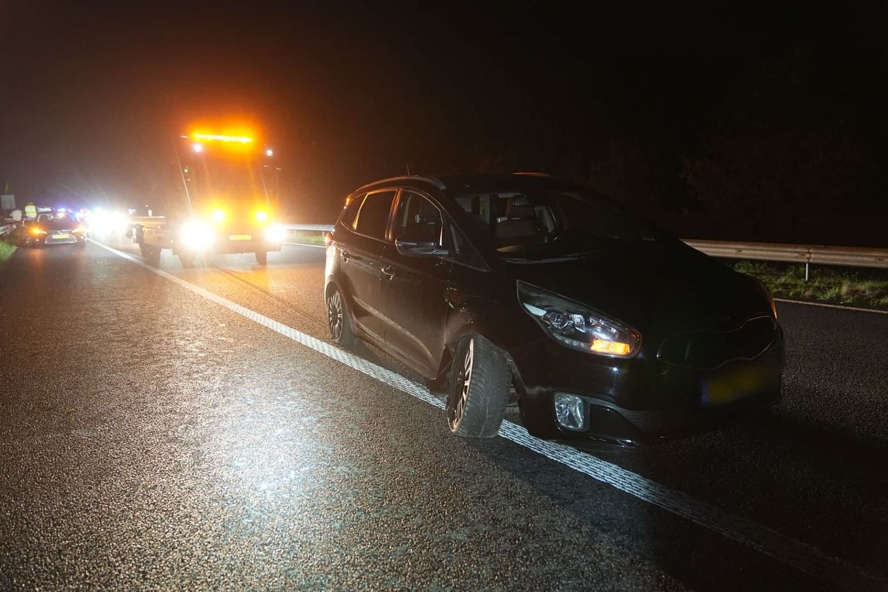 Het busje verloor een band (foto: SQ Vision).