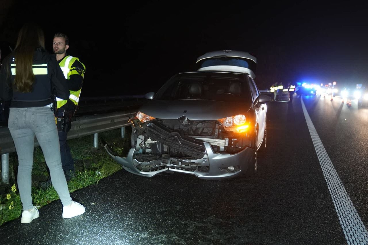 Het busje verloor een band (foto: SQ Vision).