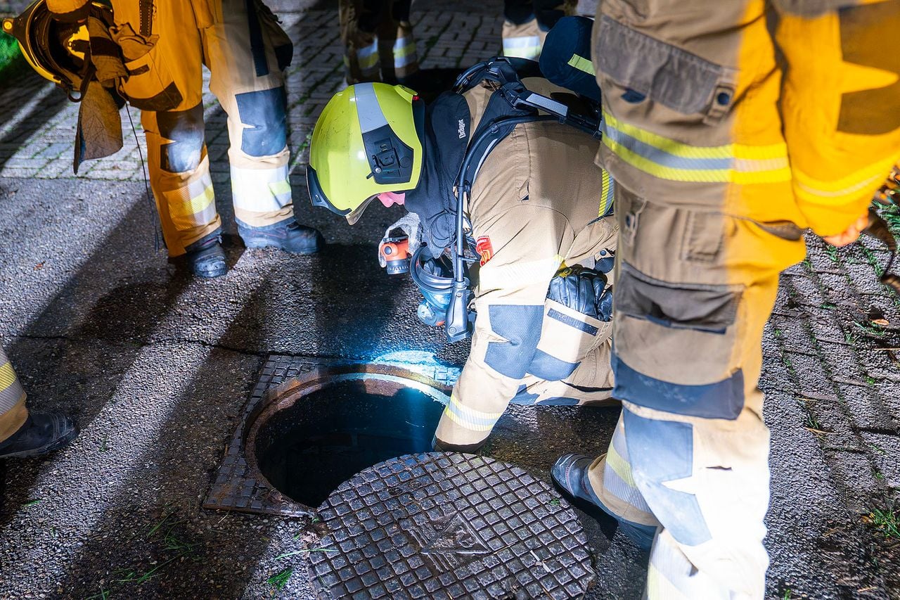 De brandweer opende zaterdagavond al putdeksels (foto: Gabor Heeres / SQ Vision).