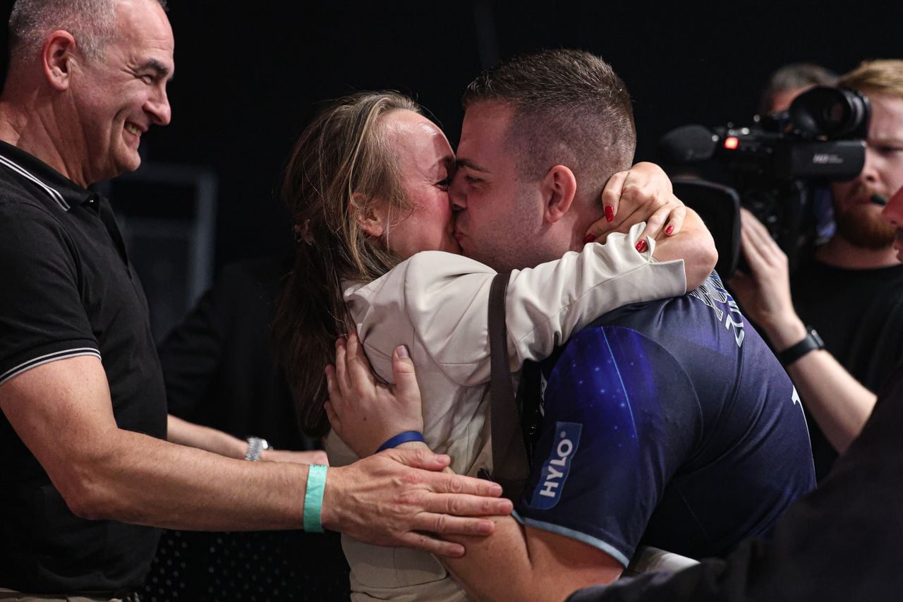 Niels Zonneveld vierde zijn titel met zijn familie (foto: Jenny Segers/PDC Europe).