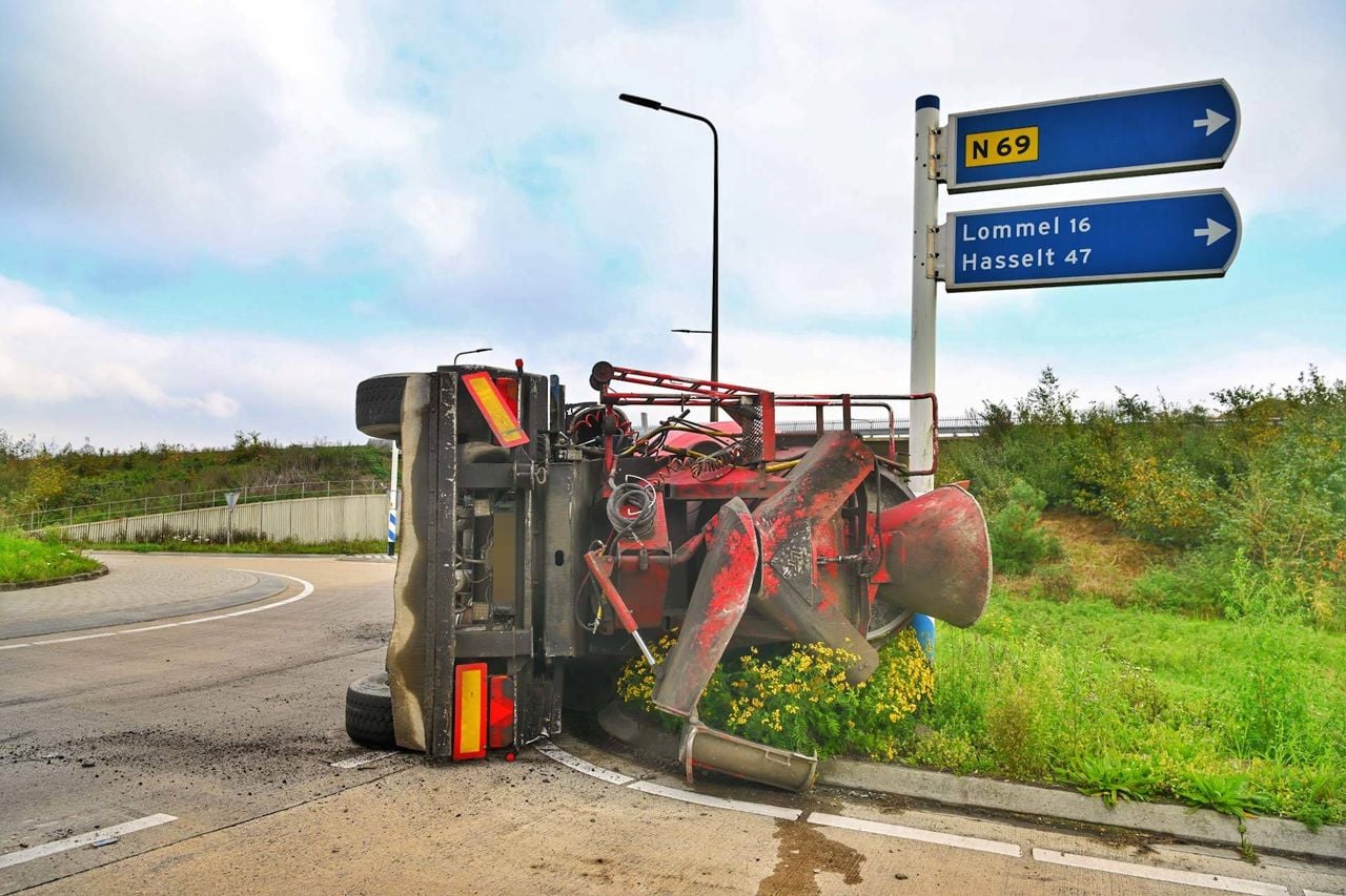 Vrachtwagen gekanteld in Valkenswaard (foto: Rico Vogels/Persbureau Heitink).