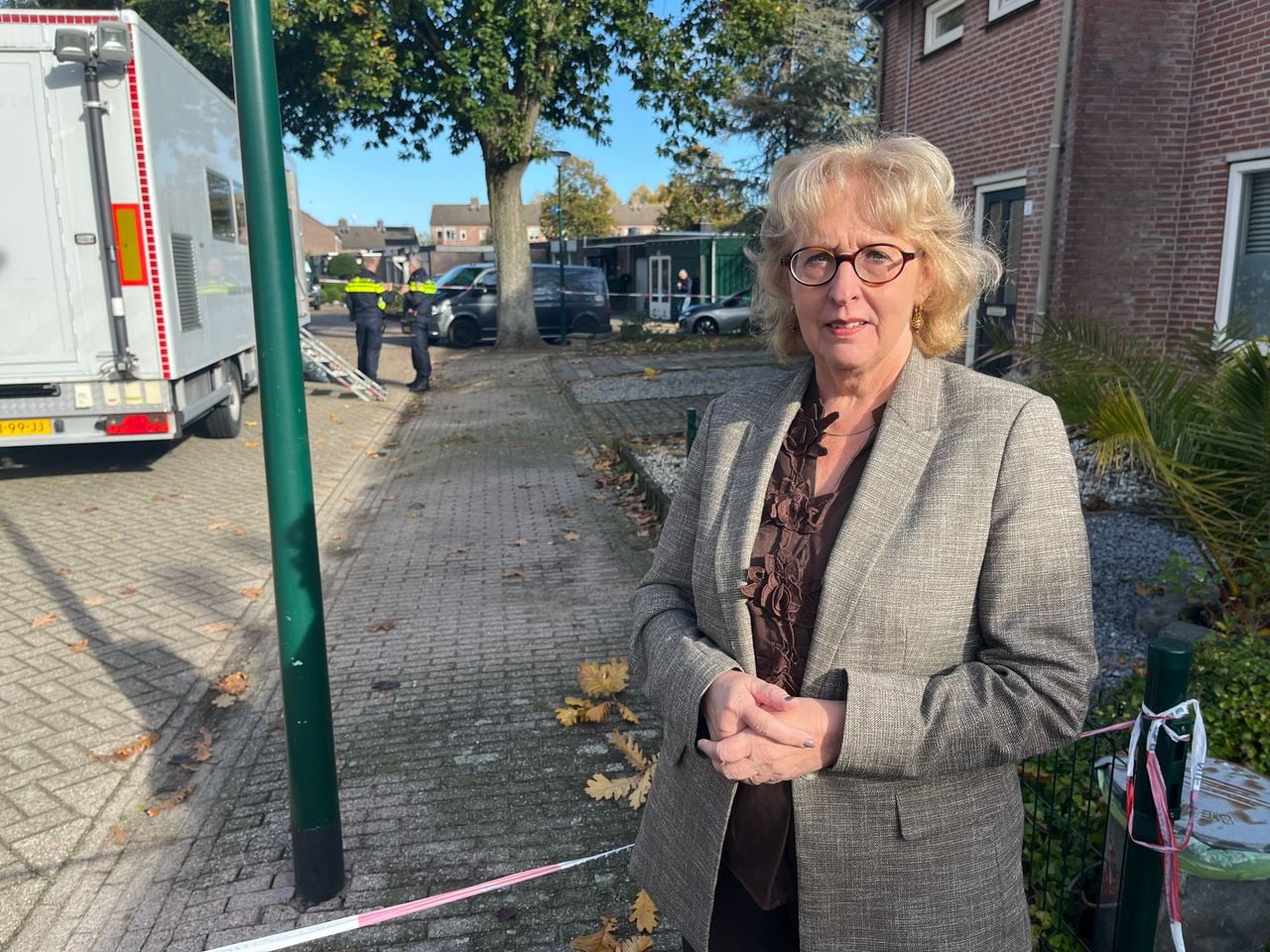 Burgemeester Lianne van der Aa komt buurtbewoners een hart onder de riem steken (foto: Eva de Schipper / Omroep Brabant).