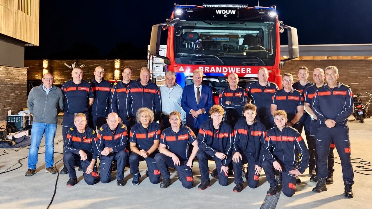 Mark Buijs met de brandweerlieden van brandweerpost Wouw (foto: Facebook). 