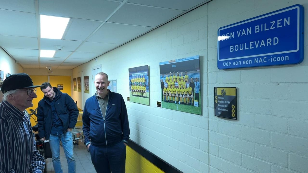 Ben van Bilzen bij zijn eigen straatnaambord (foto: Omroep Brabant).