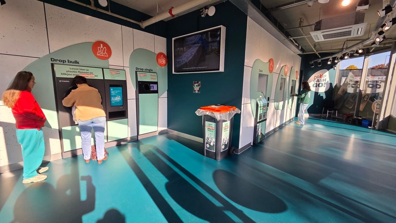 Er staan nog geen rijen voor de machine zoals soms in Tilburg gebeurt (foto: Noël van Hooft).