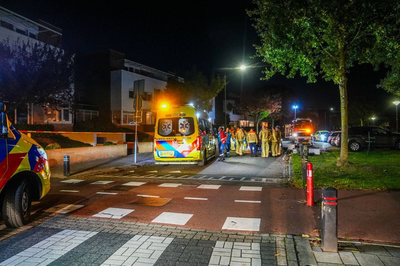 Pizzabezorger onder auto (foto: Dave Hendriks/Persbureau Heitink).