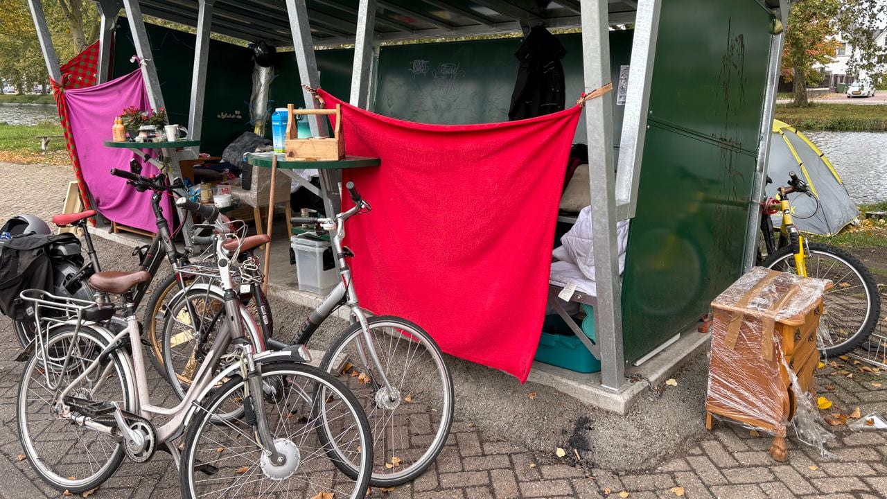 Dekens zijn opgehangen bij de schuilplek voor daklozen  in Helmond
