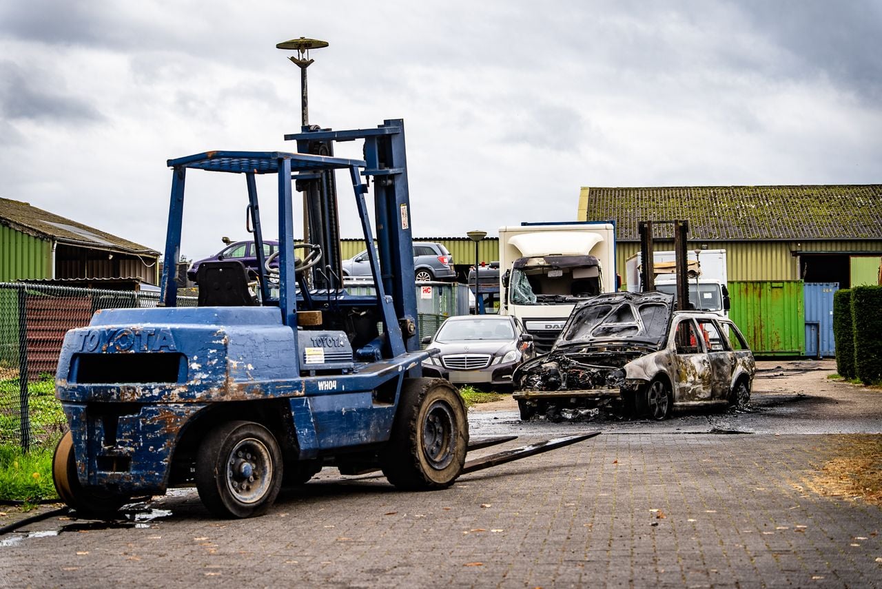 Uitgebrande auto Rijkevoort (foto: Lucas Lammers/persbureau Heitink).