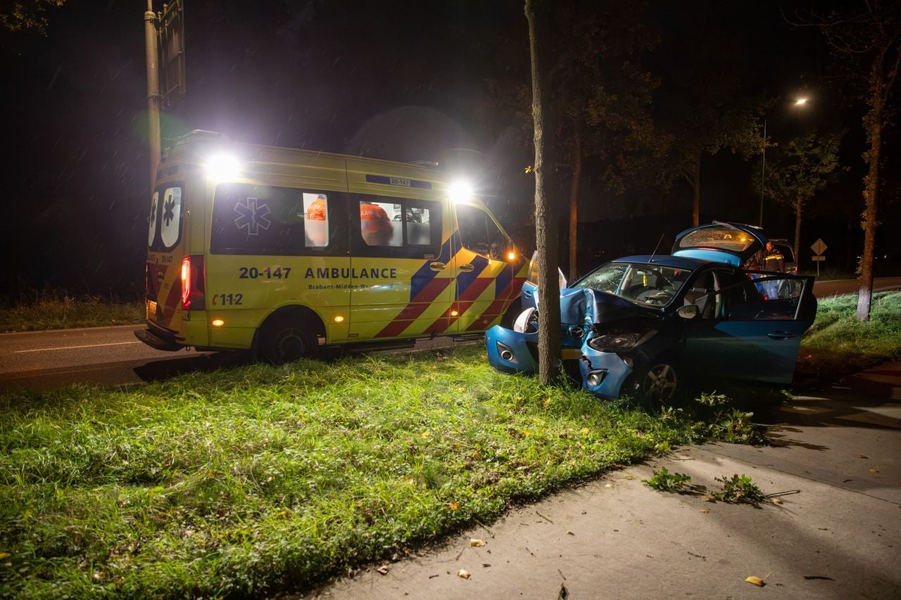 De vrouw werd nagekeken door het ambulancepersoneel maar kwam er zonder verdere kleerscheuren vanaf. (Foto: Christian Traets / Persbureau Heitink.)