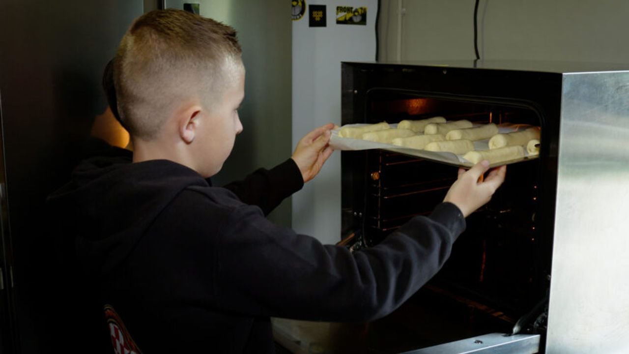 De verse worstenbroodjes worden in de oven gedaan (Foto: Matthijs van Dijck).