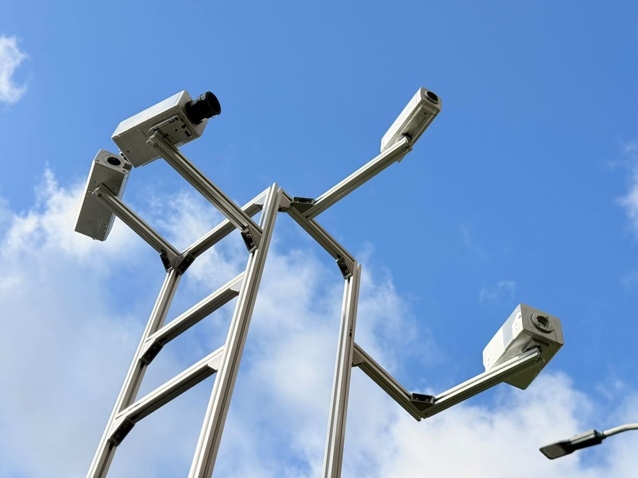 Met camera's werd het huis en de omgeving in de gaten gehouden (foto: Mees Boeijen). 