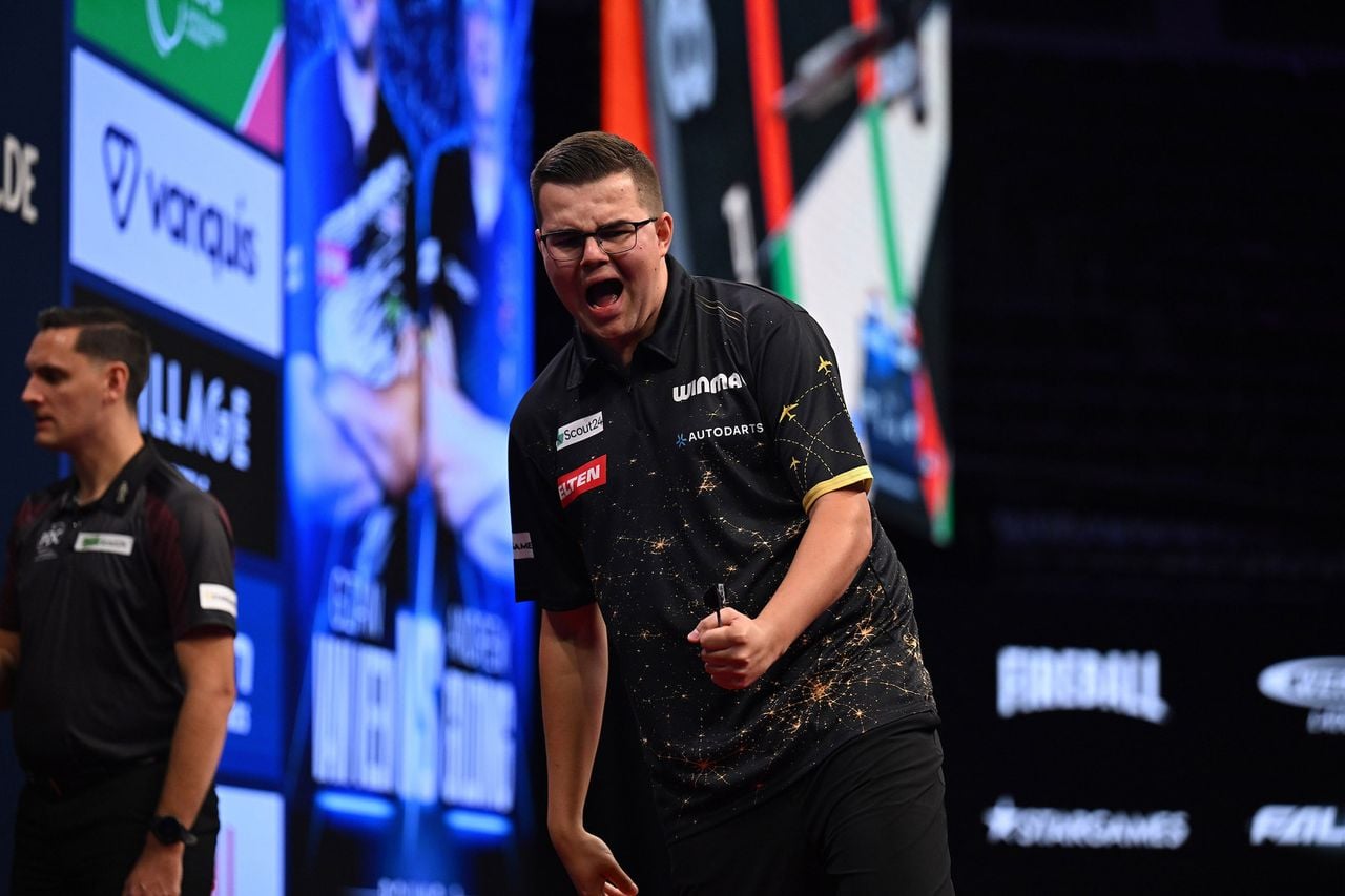 Gian van Veen doorbrak de vloek van de titelverdediger tijdens eerste EK-ronde (foto: Sebastian Doppstadt & Michael Cooper/PDC).