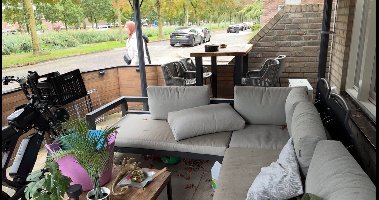 De loungeset waar de man lag te slapen