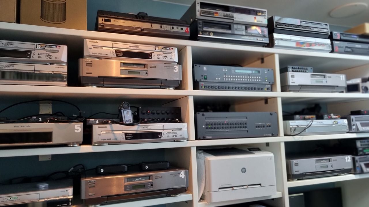 Videorecorders in de werkkamer (foto: Pim van Mun)