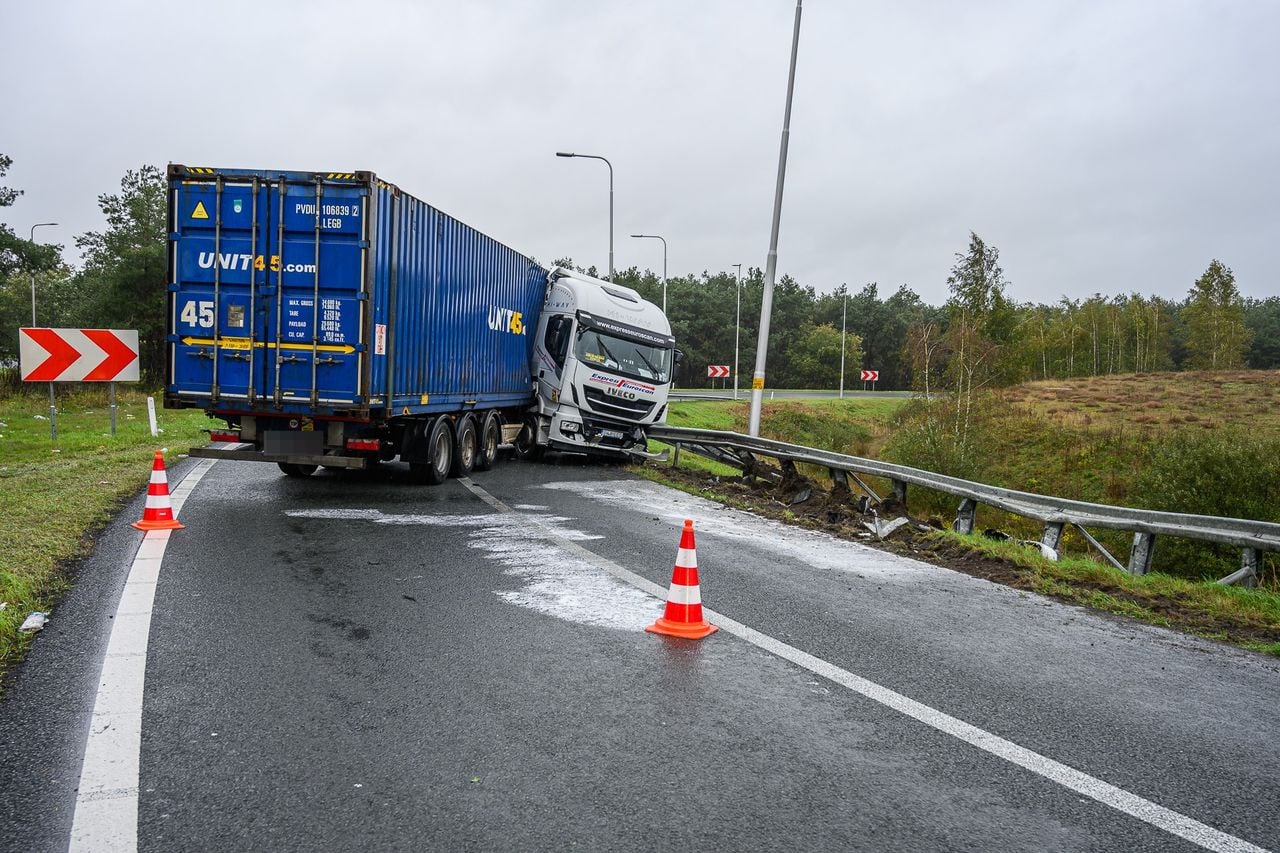 Het ongeluk gebeurde bij het knooppunt (foto: Tom van der Put / Persbureau Heitink).