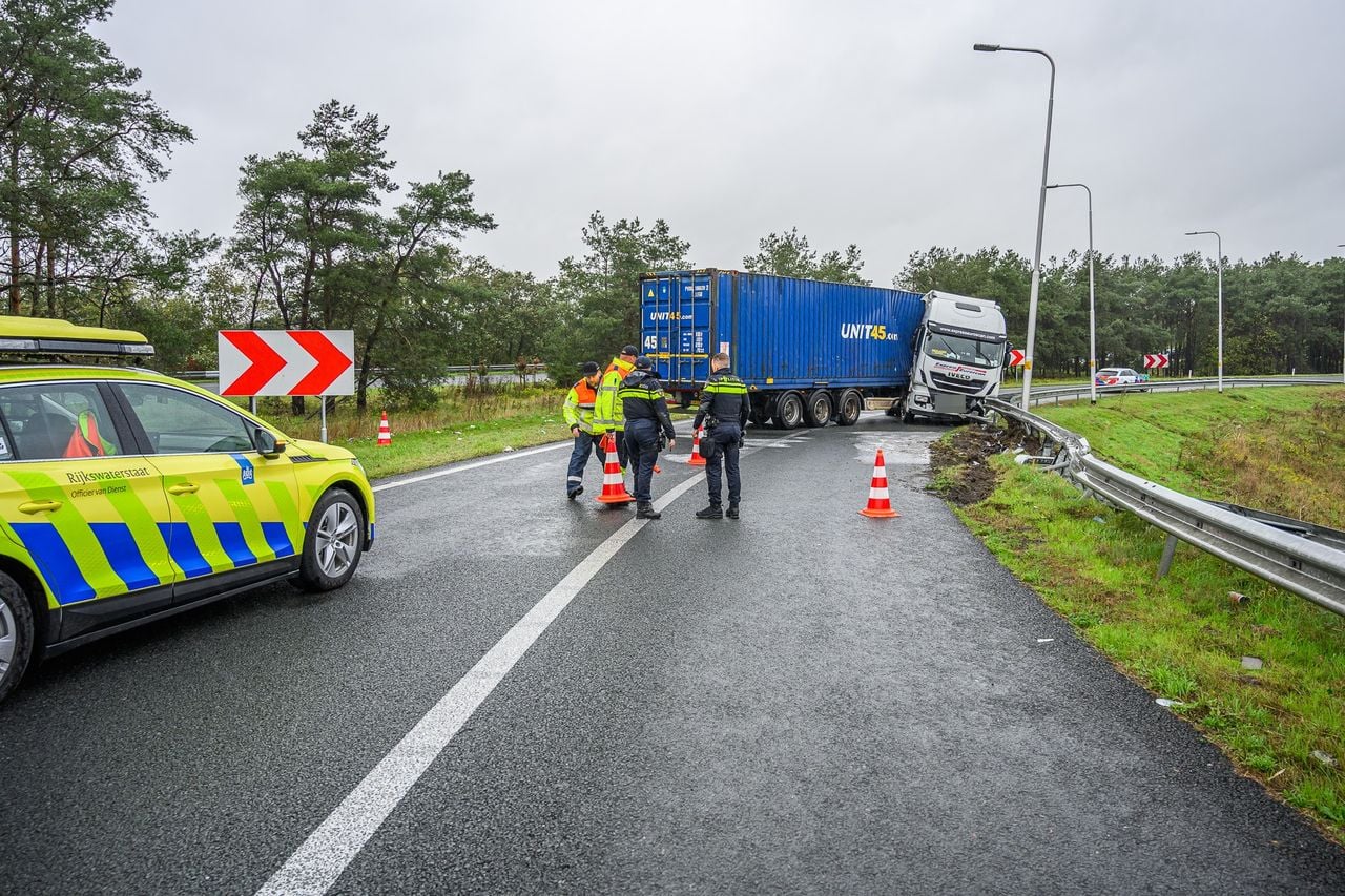 De weg is nog uren dicht (foto: Tom van der Put / Persbureau Heitink).