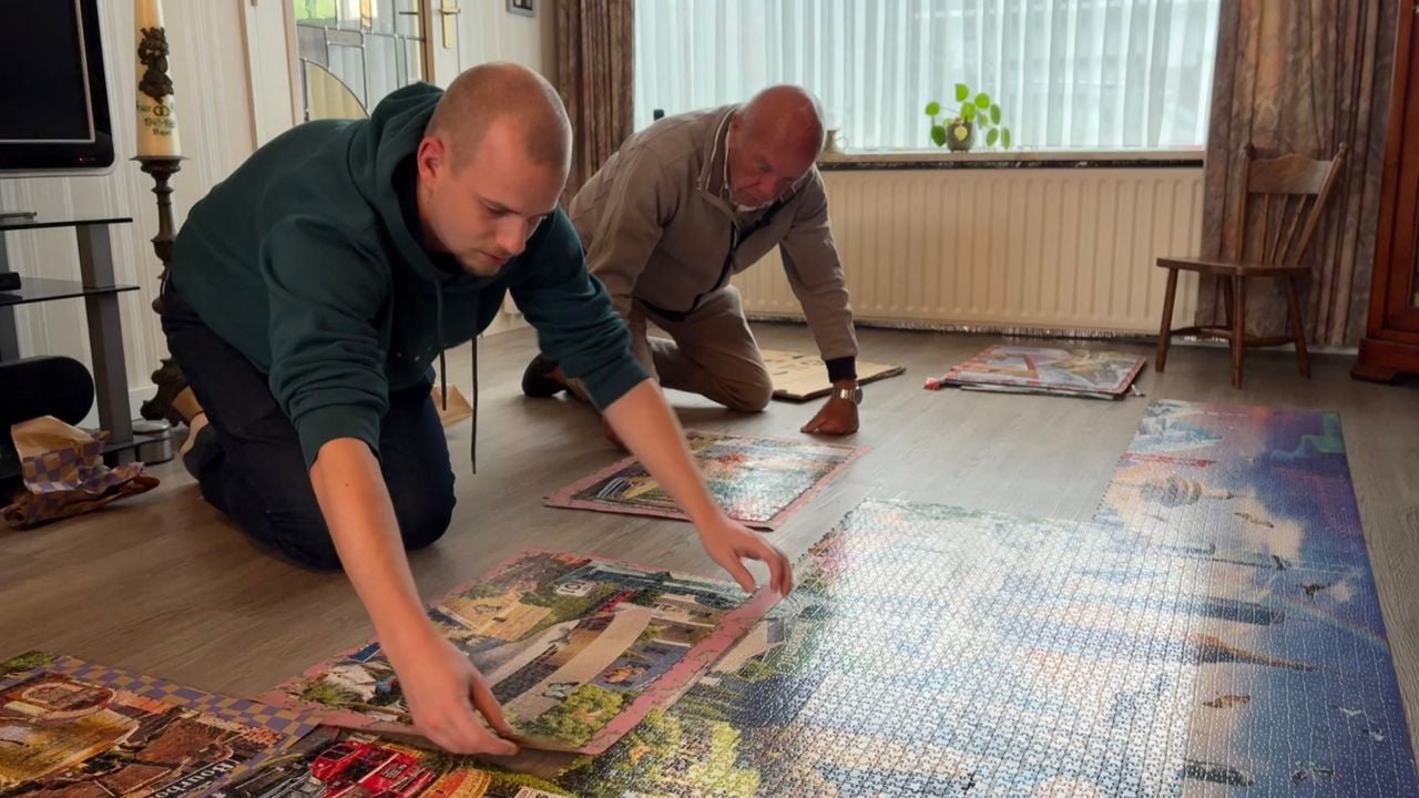 Frans Hendrikx en Koen van Laarhoven leggen de laatste stukken van de megapuzzel aan elkaar (foto: Wilco Zonneveld).