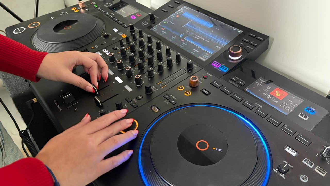 DJ JSPHN maakt haar eigen muziek (Foto: Imke van de Laar) 