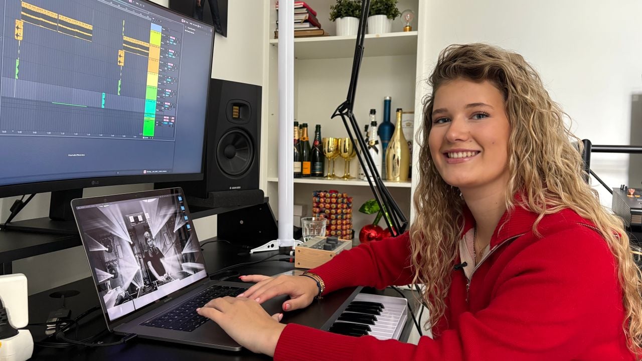 Josephine maakt muziek in haar werkkamer in Den Bosch (Foto: Imke van de Laar) 