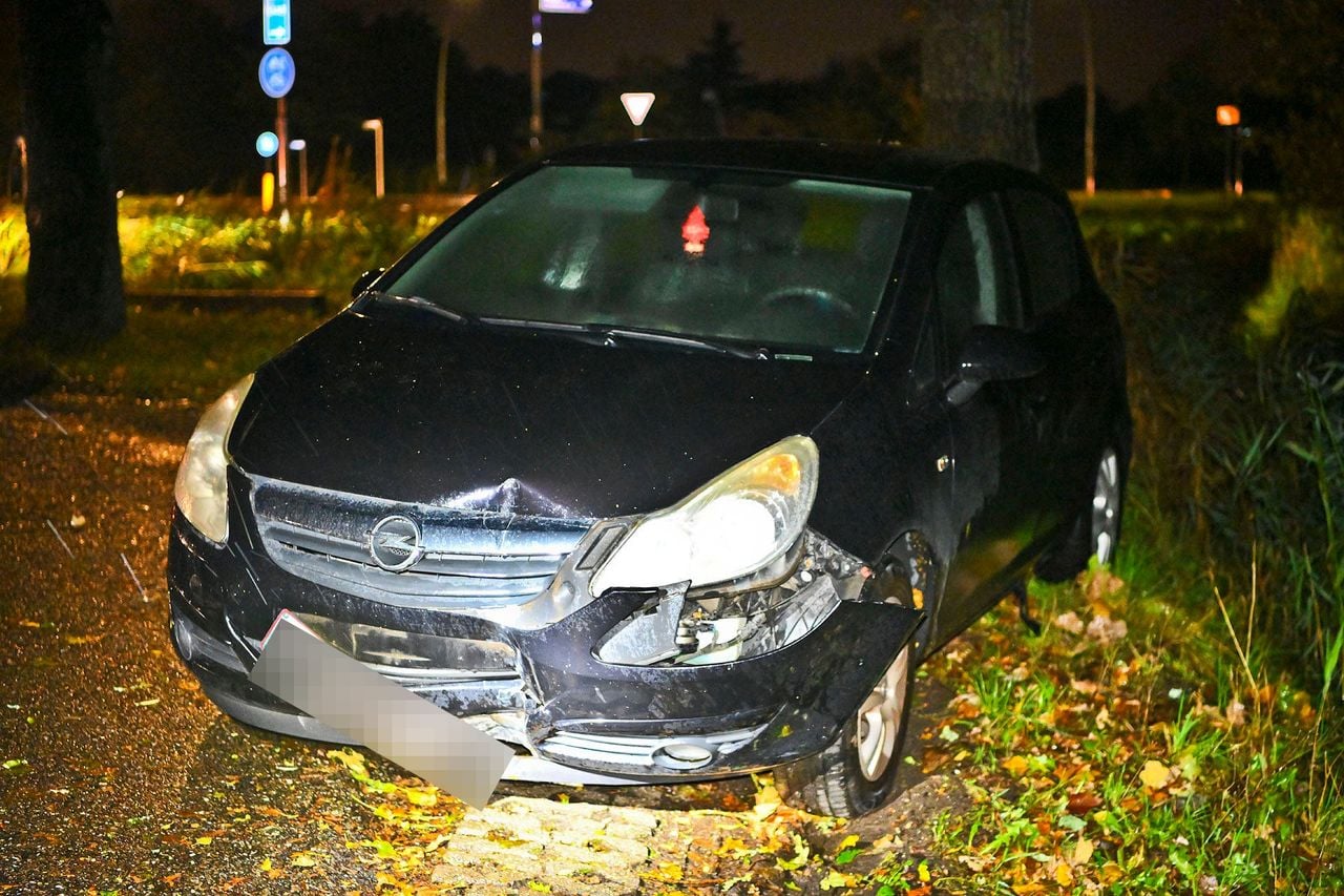 De schade aan de auto is behoorlijk (foto: Rico Vogels / Persbureau Heitink).