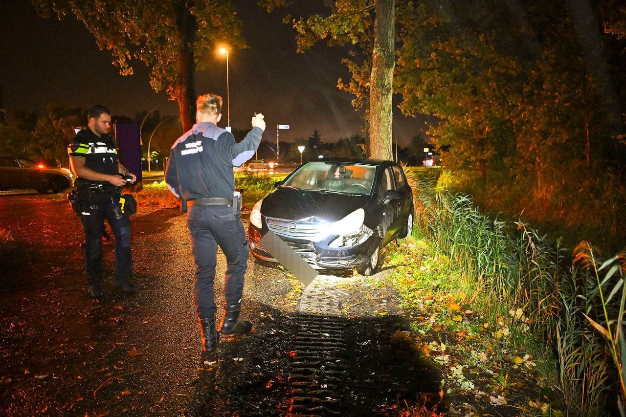 De auto kwam in de berm tot stilstand (foto: Rico Vogels / Persbureau Heitink).