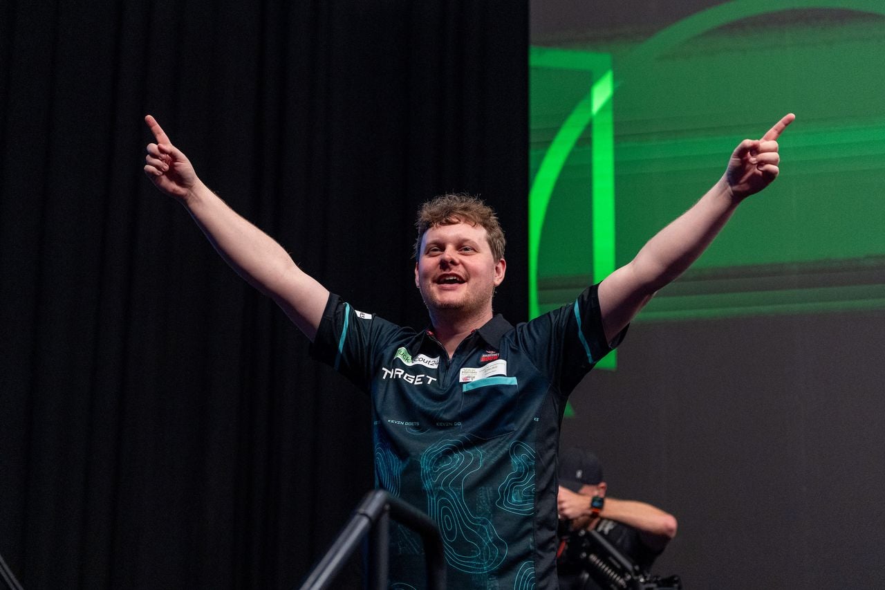 Kevin Doets straalt na zijn zege op Michael van Gerwen (foto: Sebastian Doppstadt & Michael Cooper/PDC).