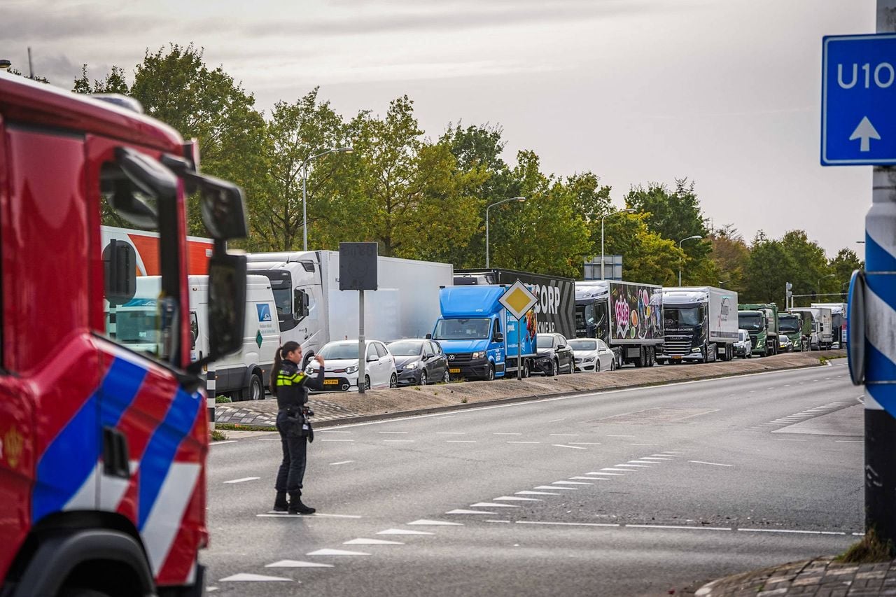 Op de weg ontstonden lange files (foto: Persbureau Heitink).