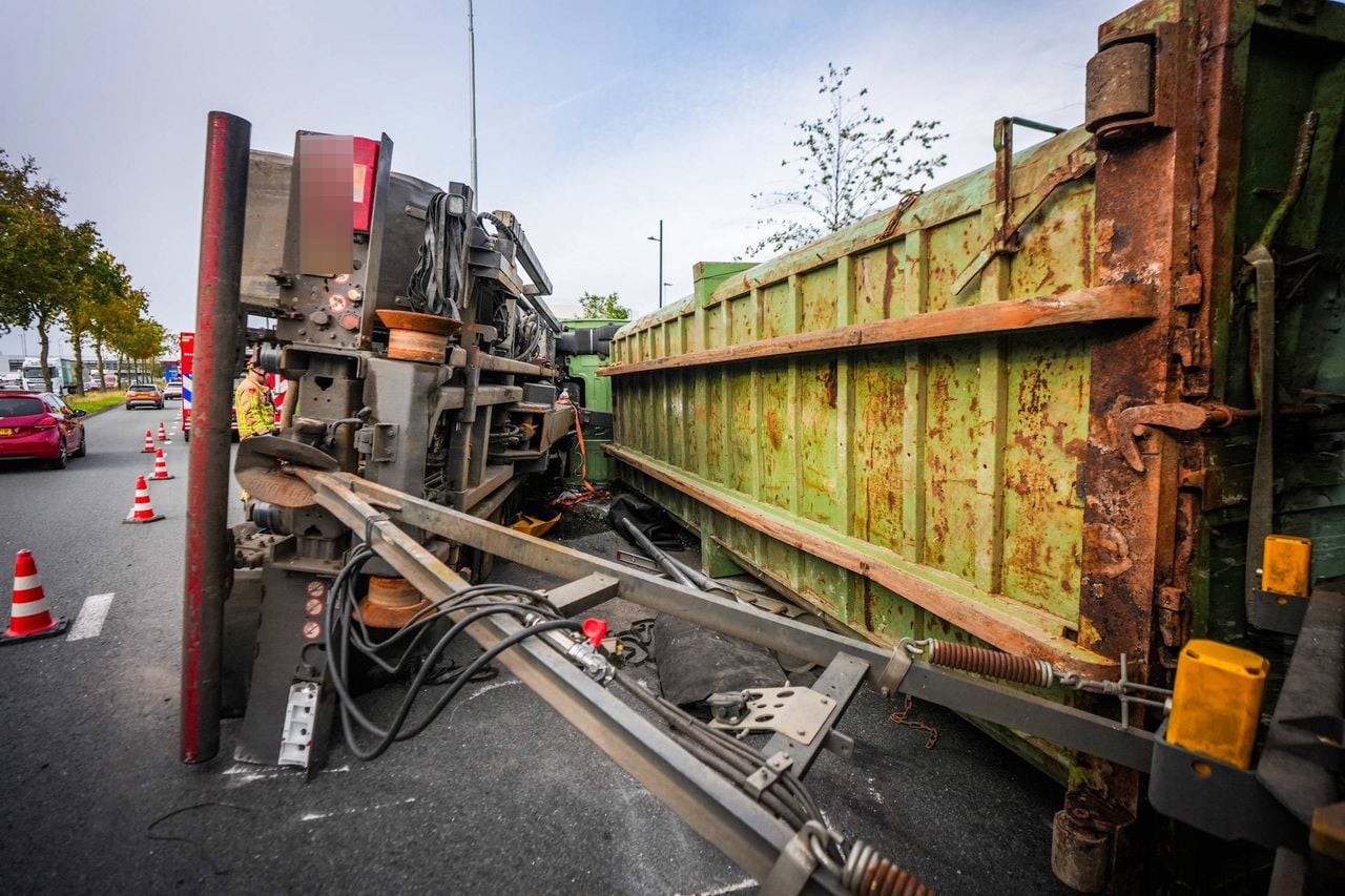 De vrachtwagen wordt getakeld (foto: Persbureau Heitink).