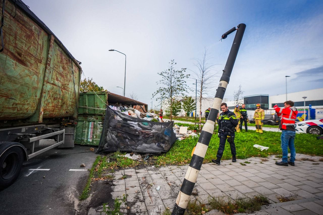 Een verkeerslicht werd meegenomen in de val (foto: Persbureau Heitink).