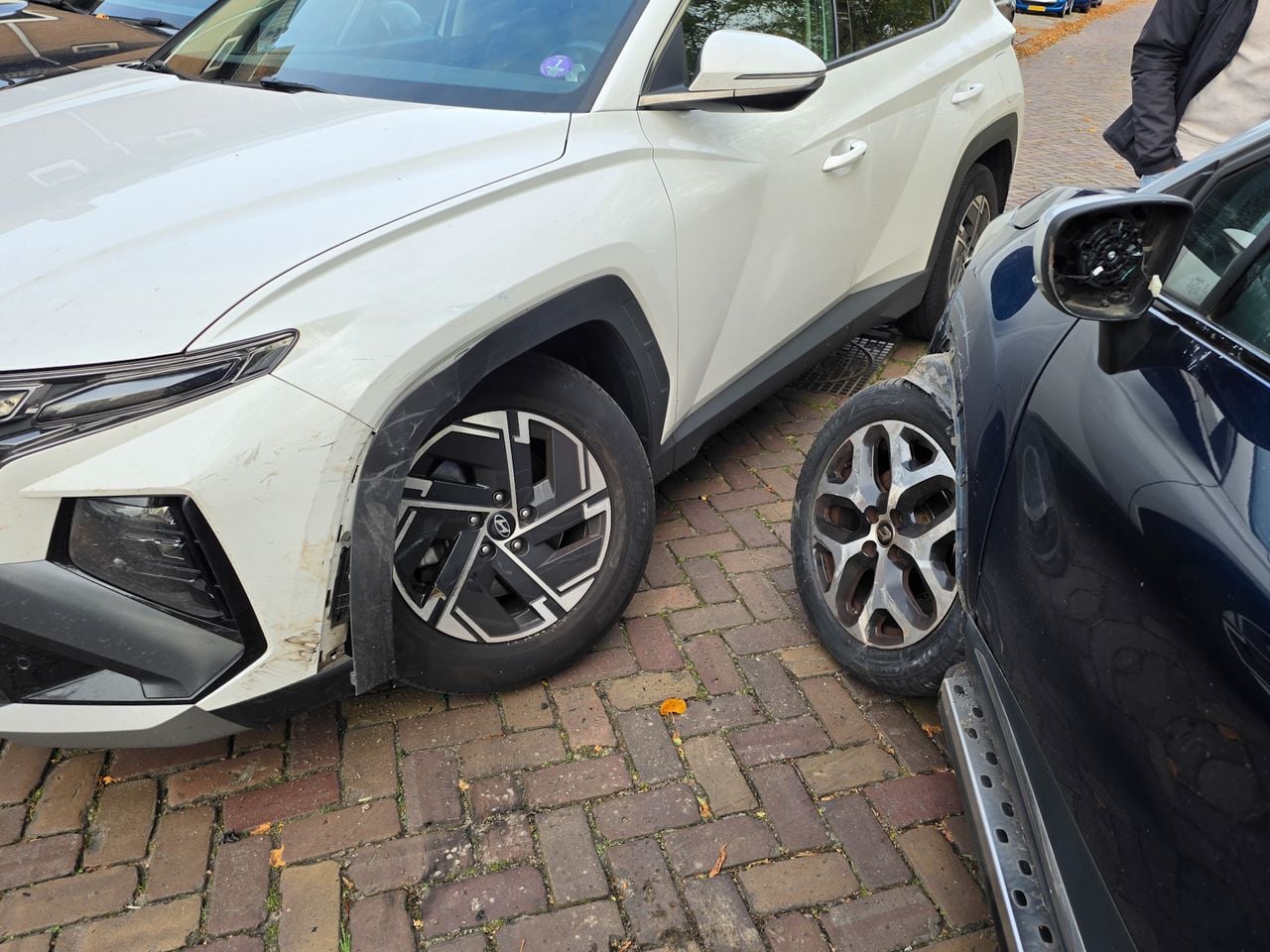 Van twee auto's zijn de voorwielen afgebroken (foto:  Erik Haverhals / Persbureau Heitink).
