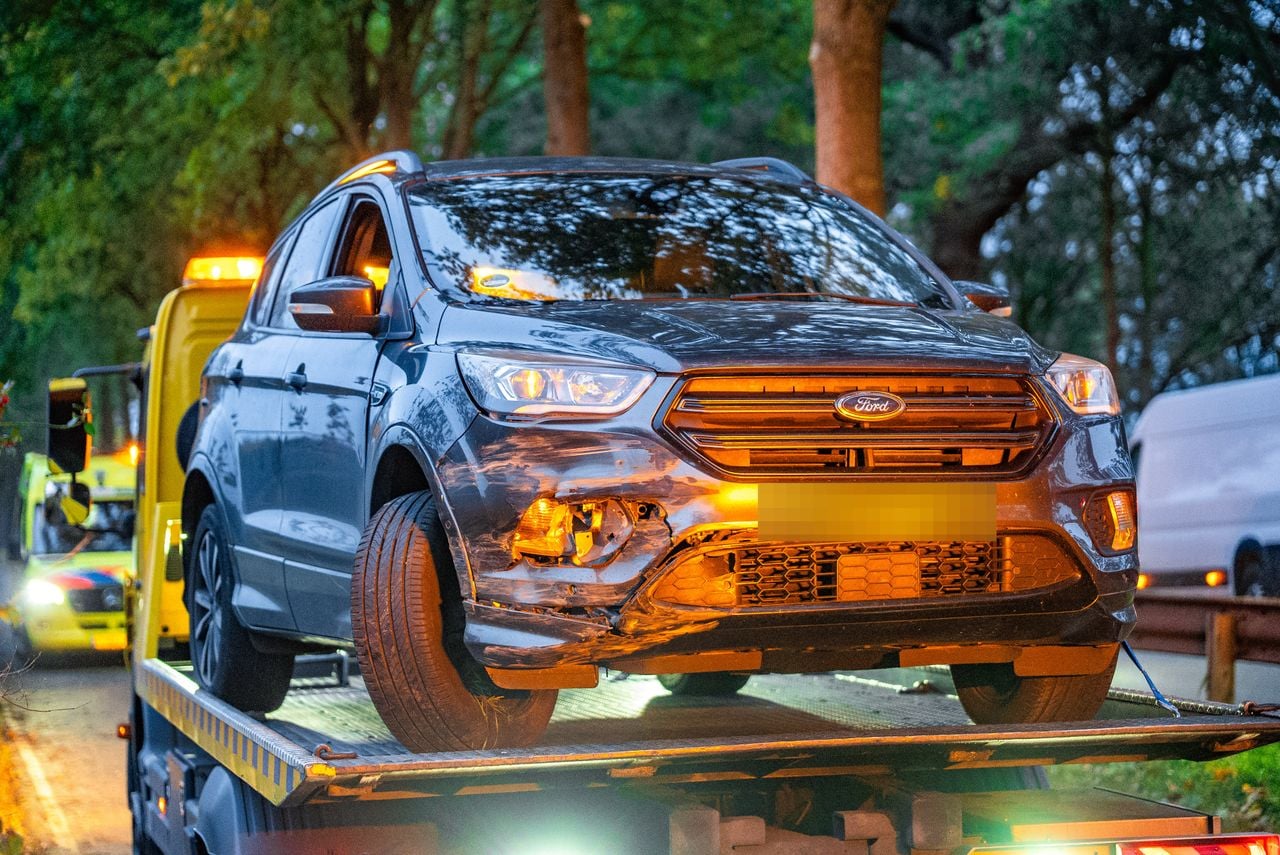 De auto raakte licht beschadigd aan de voorkant (foto: Lucas Lammers/Persbureau Heitink).
