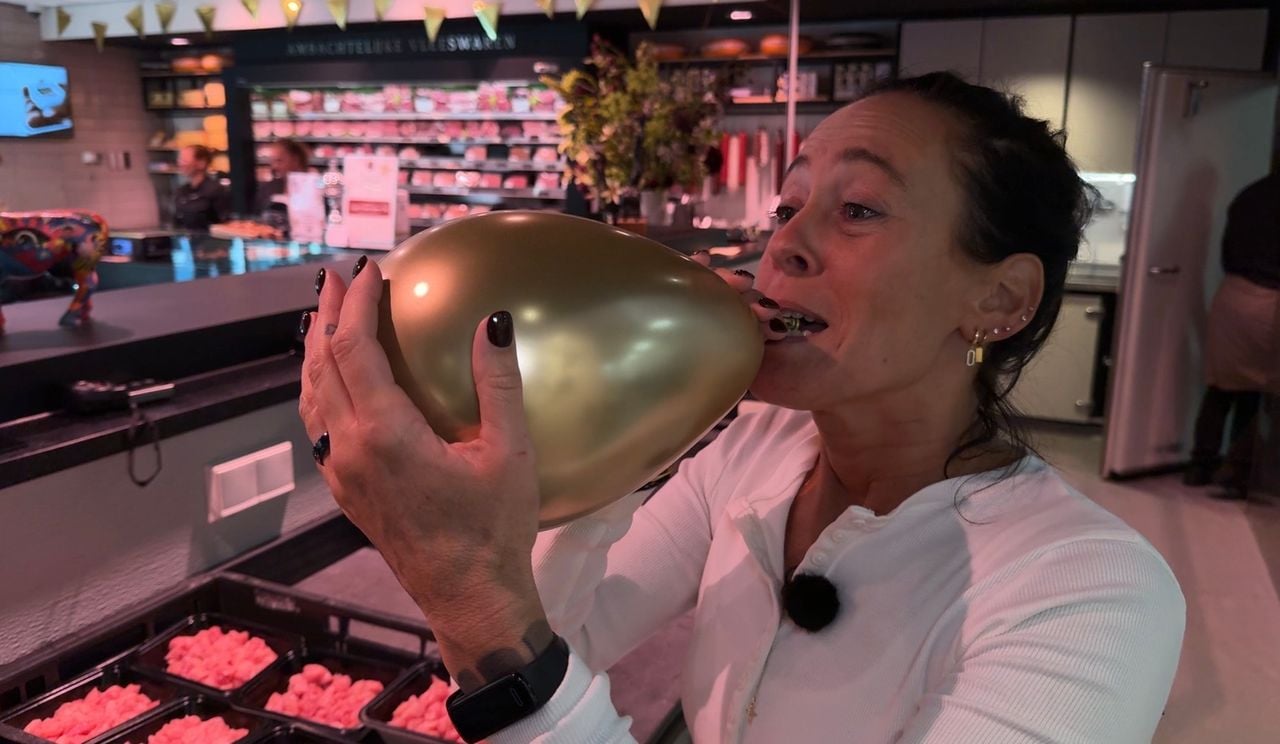 Myra van Vugt versiert de slagerij