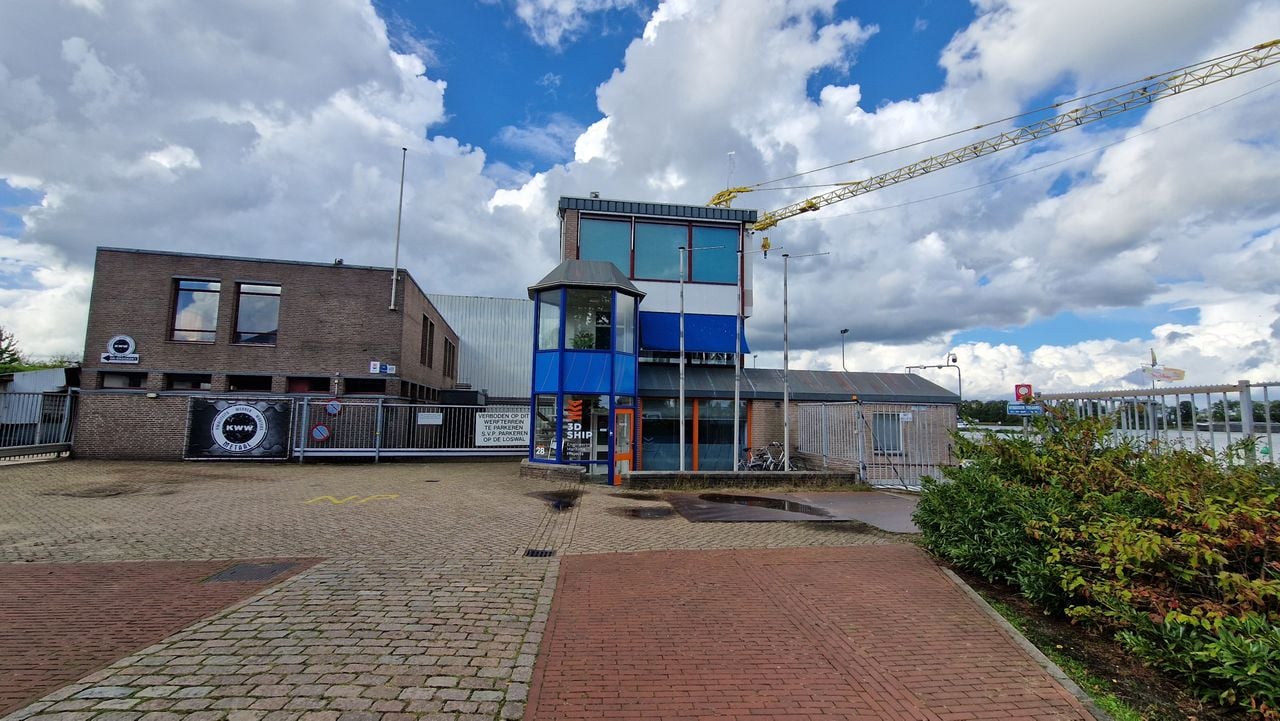 Het kantoor en de loodsen van de failliete scheepswerf (Tom Berkers)