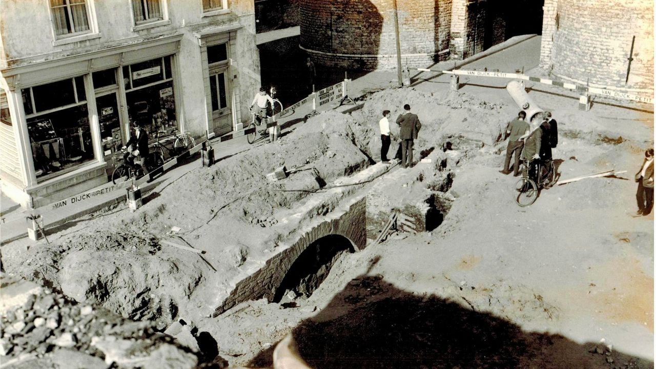 De middeleeuwse brug werd in 1970 blootgelegd (foto: stichting kom over de brug) 