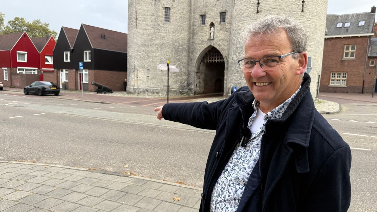 Initiatiefnemer Peter de Kok wijst de plek aan waaronder de historische brug verscholen ligt (foto: Erik Peeters)