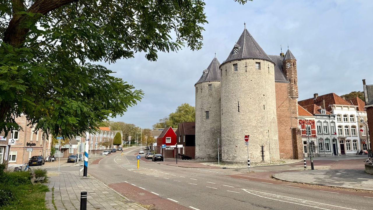 De Gevangenpoort ligt aan de drukke Westersingel in Bergen op Zoom (foto: Erik Peeters)