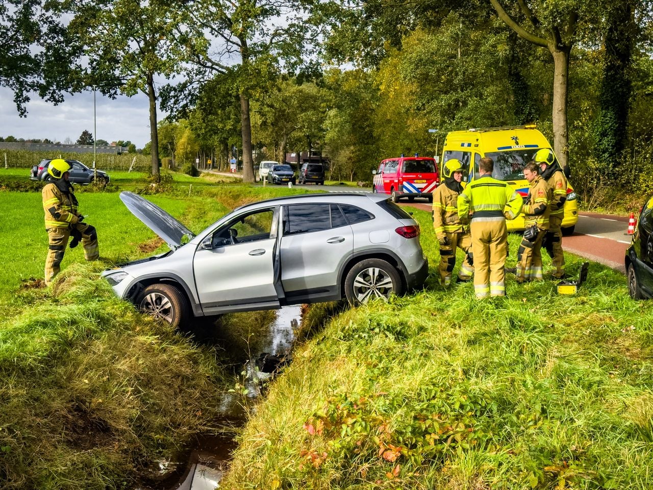 Twee auto's botsen in Zeeland (foto: Lucas Lammers/Persbureau Heitink).
