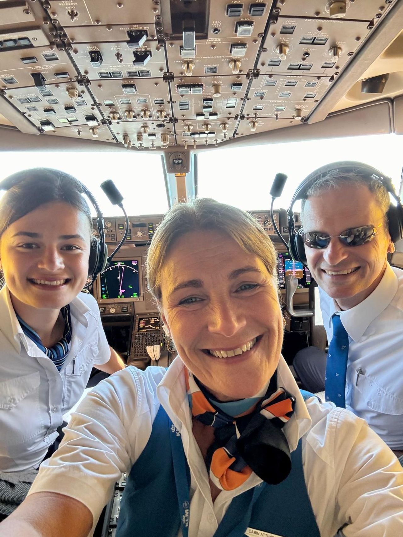 Zoë en vader Michèl achter knoppen in de cockpit en moeder Marjan op de voorgrond (foto: privécollectie).  