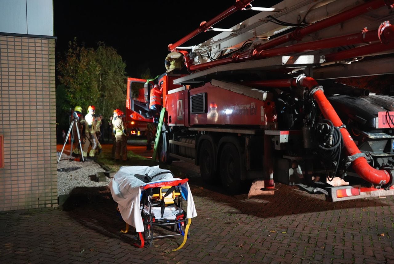 Man valt en raakt gewond tijdens storten van beton in Waalwijk (foto: Erik Haverhals/Persbureau Heitink).