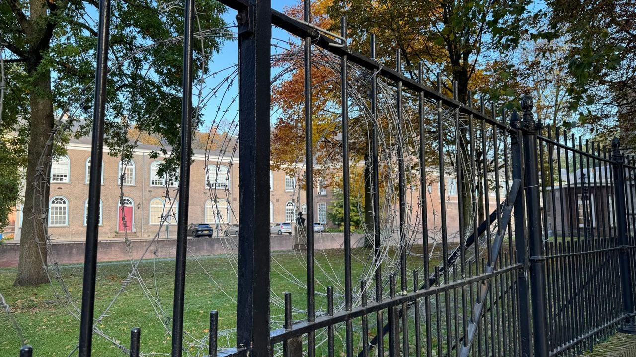 Prikkeldraad rondom het terrein (foto: Evie Hendriks).