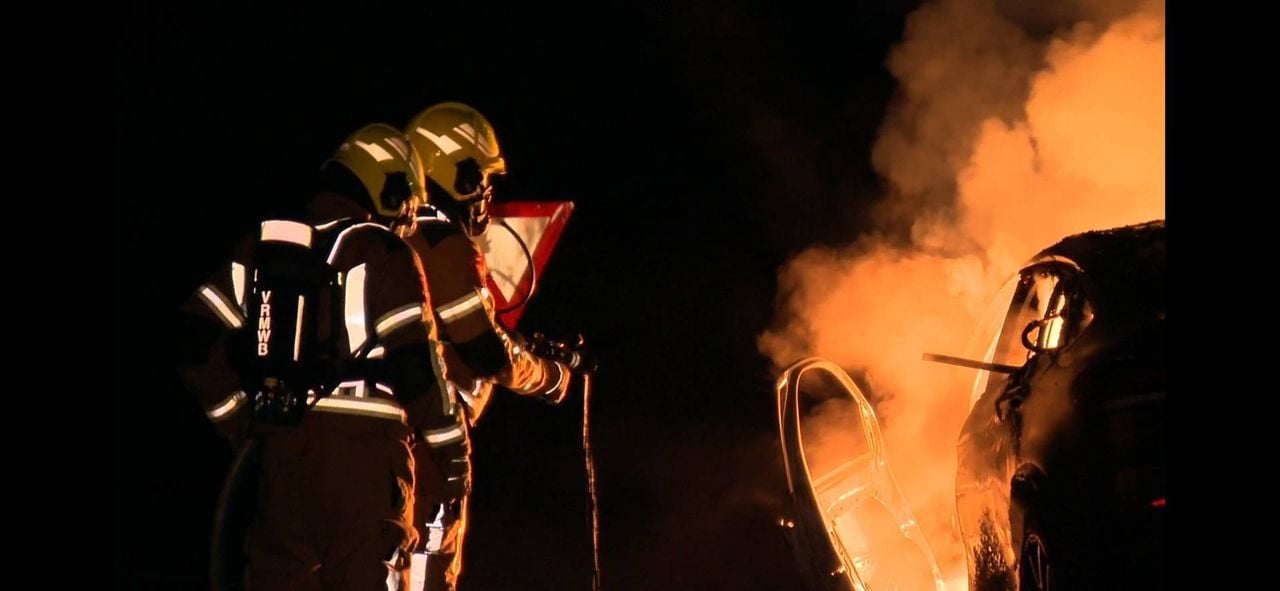 De brandweer kwam in actie om de autobrand te doven (foto: Remco de Ruijter / Persbureau Heitink).