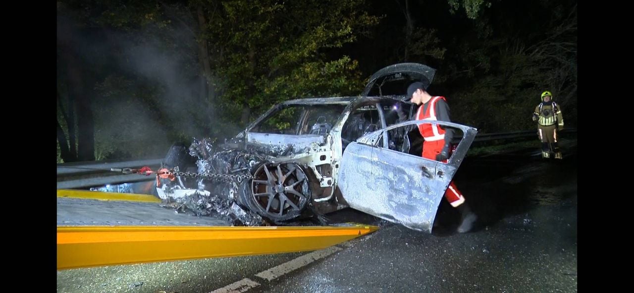 De afgebrande auto wordt geborgen (foto: Remco de Ruijter / Persbureau Heitink).