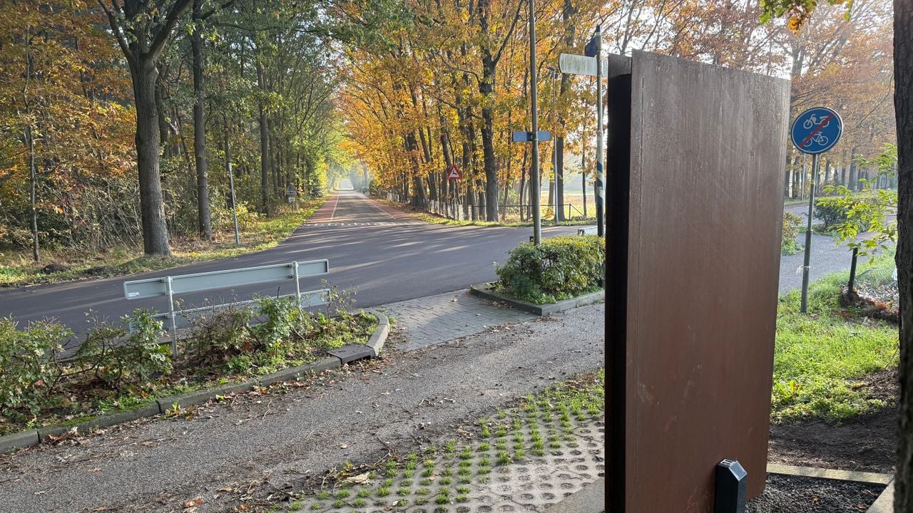 Het oorlogsmonument staat precies op de kop van de T-splitsing (foto: Erik Peeters/Omroep Brabant).